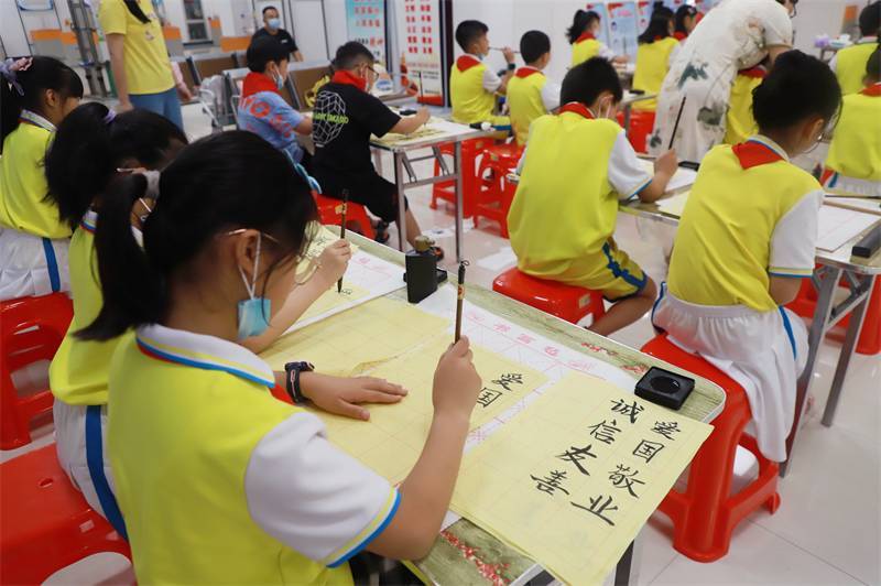 2021年7月10日，鄂州市科协组织莲花小学学生在鄂州市科技馆开展社会主义核心价值观系列活动，图为开展的遨游翰墨筑梦华夏书法活动，学生认真写字中.jpg