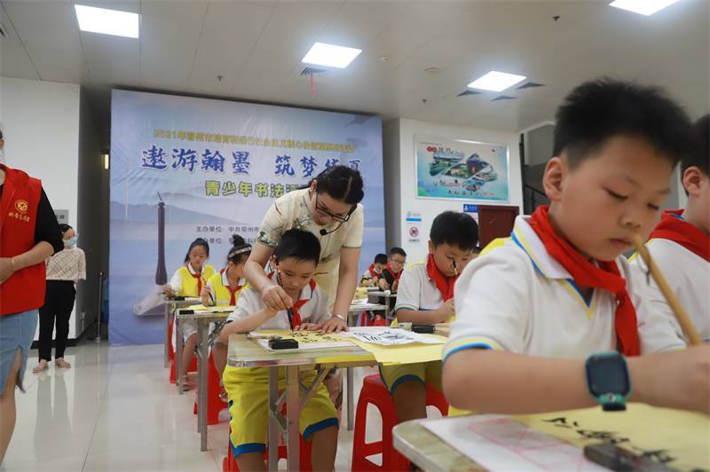 2021年7月10日，鄂州市科协组织莲花小学学生在鄂州市科技馆开展社会主义核心价值观系列活动，图为开展的遨游翰墨筑梦华夏书法活动，老师指导学生.jpg